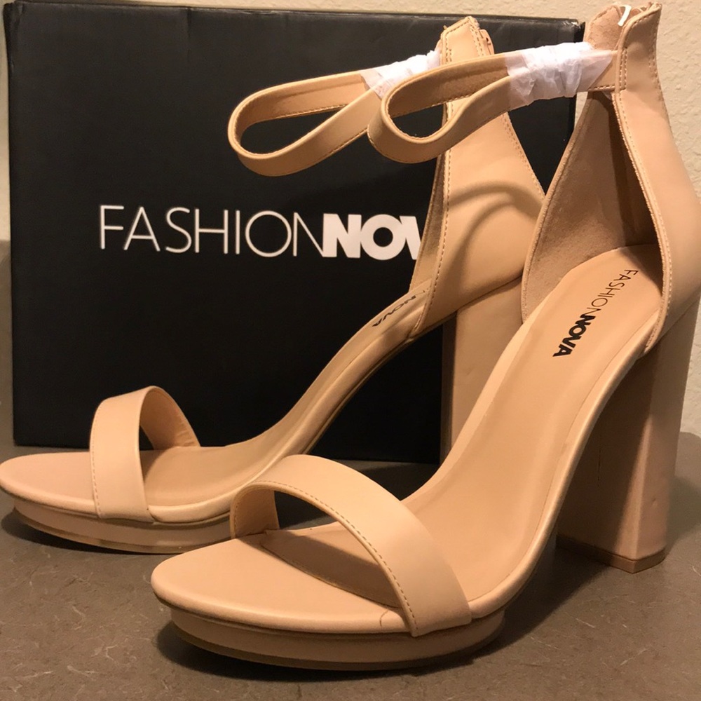 NWT! Fashion Nova Nude block heels